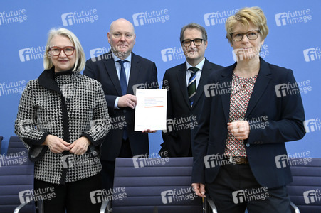 Bundespressekonferenz Vorstellung der aktualisierten Konjunkturprognose in Berlin