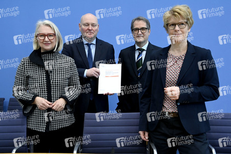 Bundespressekonferenz Vorstellung der aktualisierten Konjunkturprognose in Berlin