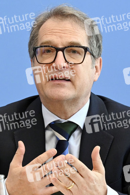 Bundespressekonferenz Vorstellung der aktualisierten Konjunkturprognose in Berlin