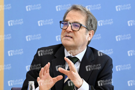 Bundespressekonferenz Vorstellung der aktualisierten Konjunkturprognose in Berlin