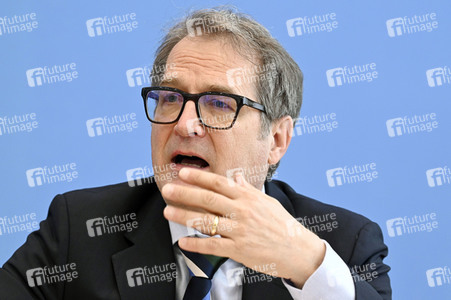 Bundespressekonferenz Vorstellung der aktualisierten Konjunkturprognose in Berlin