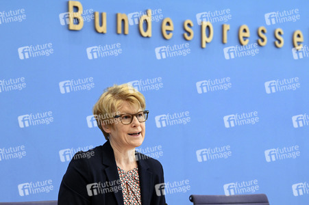 Bundespressekonferenz Vorstellung der aktualisierten Konjunkturprognose in Berlin