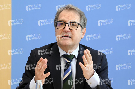 Bundespressekonferenz Vorstellung der aktualisierten Konjunkturprognose in Berlin
