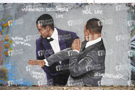 Oscar-Ohrfeige von Will Smith gegen Chris Rock als Graffito in Berlin