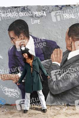 Oscar-Ohrfeige von Will Smith gegen Chris Rock als Graffito in Berlin