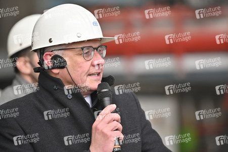 Olaf Scholz besucht die FWH Stahlguss GmbH in Mülheim an der Ruhr