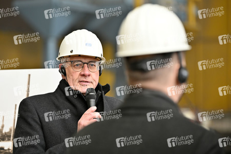 Olaf Scholz besucht die FWH Stahlguss GmbH in Mülheim an der Ruhr