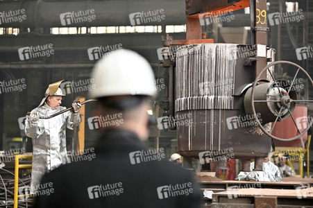 Olaf Scholz besucht die FWH Stahlguss GmbH in Mülheim an der Ruhr