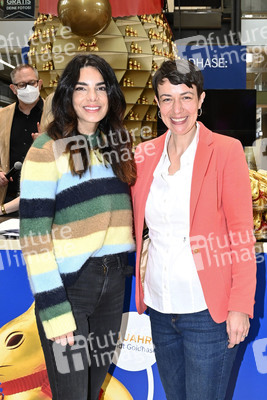 Oster-Goldhasen-Charity in Hamburg