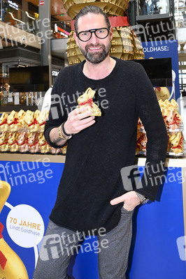 Oster-Goldhasen-Charity in Hamburg