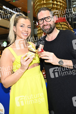 Oster-Goldhasen-Charity in Hamburg