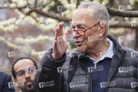Chuck Schumer besucht La Plaza Cultural in New York