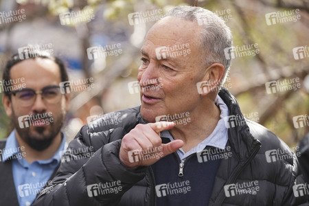 Chuck Schumer besucht La Plaza Cultural in New York