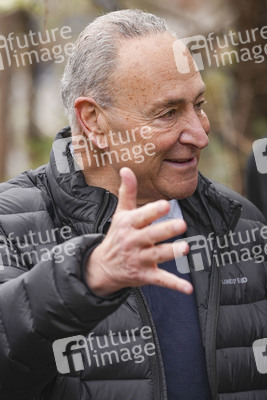 Chuck Schumer besucht La Plaza Cultural in New York