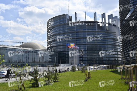 Europäisches Parlament mit Ukraine-Flagge in Straßburg