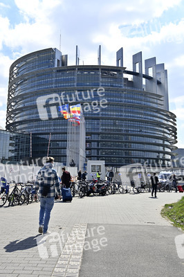 Europäisches Parlament mit Ukraine-Flagge in Straßburg