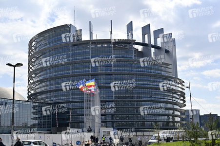 Europäisches Parlament mit Ukraine-Flagge in Straßburg