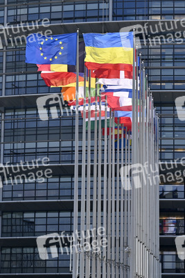 Europäisches Parlament mit Ukraine-Flagge in Straßburg