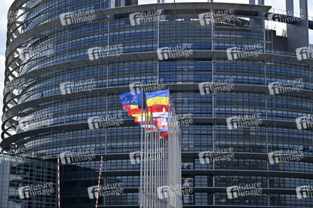 Europäisches Parlament mit Ukraine-Flagge in Straßburg