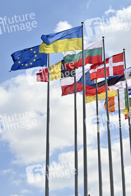 Europäisches Parlament mit Ukraine-Flagge in Straßburg
