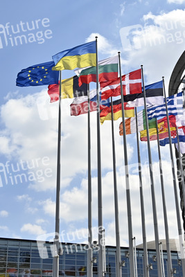 Europäisches Parlament mit Ukraine-Flagge in Straßburg