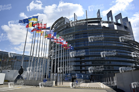 Europäisches Parlament mit Ukraine-Flagge in Straßburg