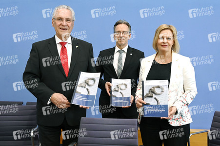 Bundespressekonferenz Polizeiliche Kriminalstatistik 2021 in Berlin