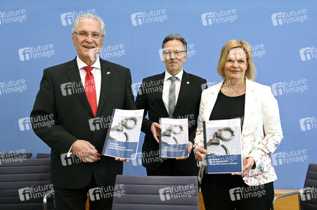 Bundespressekonferenz Polizeiliche Kriminalstatistik 2021 in Berlin
