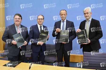 Bundespressekonferenz zur Verfassungsklage gegen das zweite Nachtragshaushaltsgesetz 2021 in Berlin