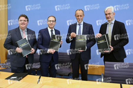 Bundespressekonferenz zur Verfassungsklage gegen das zweite Nachtragshaushaltsgesetz 2021 in Berlin