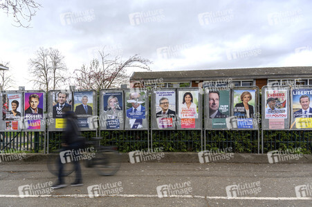 Plakate zur französischen Präsidentschaftswahl in Lingolsheim