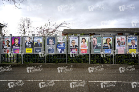 Plakate zur französischen Präsidentschaftswahl in Lingolsheim