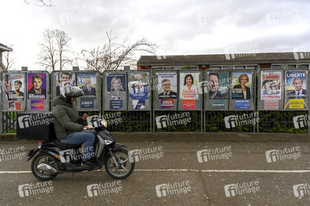 Plakate zur französischen Präsidentschaftswahl in Lingolsheim