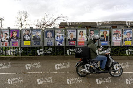 Plakate zur französischen Präsidentschaftswahl in Lingolsheim