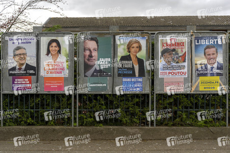Plakate zur französischen Präsidentschaftswahl in Lingolsheim