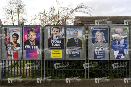 Plakate zur französischen Präsidentschaftswahl in Lingolsheim
