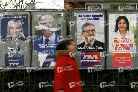 Plakate zur französischen Präsidentschaftswahl in Lingolsheim