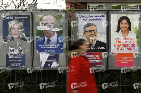Plakate zur französischen Präsidentschaftswahl in Lingolsheim