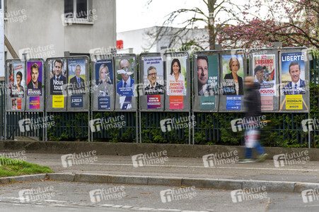 Plakate zur französischen Präsidentschaftswahl in Lingolsheim