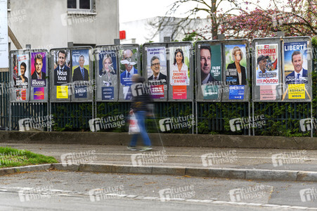 Plakate zur französischen Präsidentschaftswahl in Lingolsheim