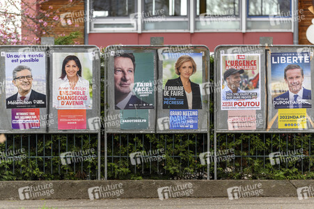 Plakate zur französischen Präsidentschaftswahl in Lingolsheim