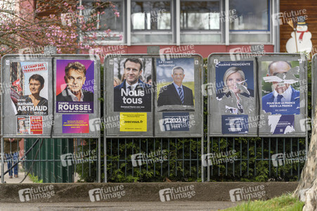 Plakate zur französischen Präsidentschaftswahl in Lingolsheim
