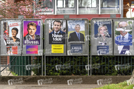 Plakate zur französischen Präsidentschaftswahl in Lingolsheim