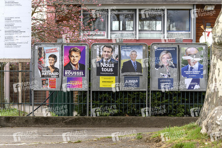 Plakate zur französischen Präsidentschaftswahl in Lingolsheim