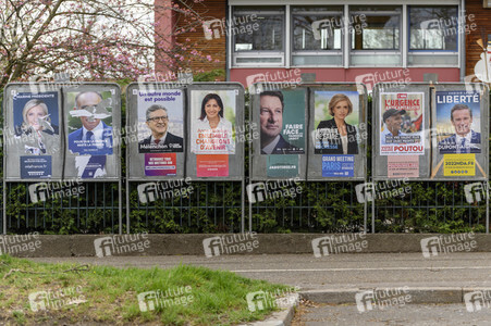 Plakate zur französischen Präsidentschaftswahl in Lingolsheim