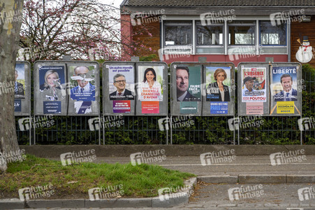 Plakate zur französischen Präsidentschaftswahl in Lingolsheim