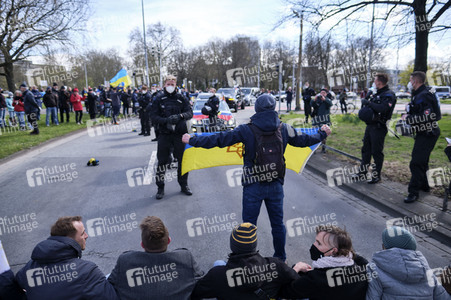 Pro-russischer Autokorso und Gegendemo in Hannover