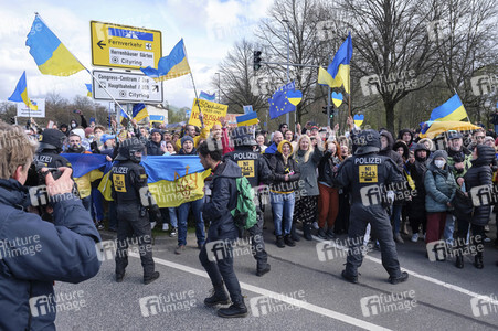 Pro-russischer Autokorso und Gegendemo in Hannover
