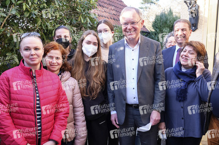 Stephan Weil besucht Unterkunft für ukrainische Geflüchtete in Hannover