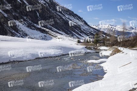 Schneeschmelze in den Schweizer Alpen
